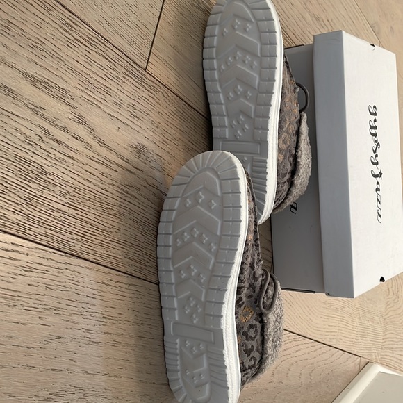 Slippers - Picture 4 of 5